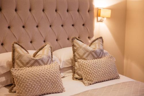 Una cama con dos almohadas. en Elm Park Apartment - 2 Bed Chelsea Apartment, en Londres