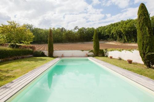 - une piscine dans une cour arborée dans l'établissement Maison Les Charmes - Clos Fontaine 4/5 personnes, à Saint-Cibard