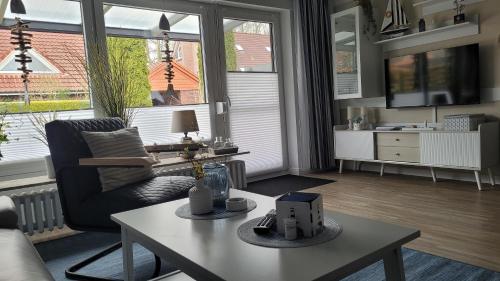 un soggiorno con tavolino e divano di Ankerseele a Hage