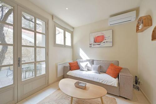 un salon avec un canapé et une table dans l'établissement TopTip - CLiM - Terrasse - Wi-Fi -Parking gratuit en souterrain, à Avignon