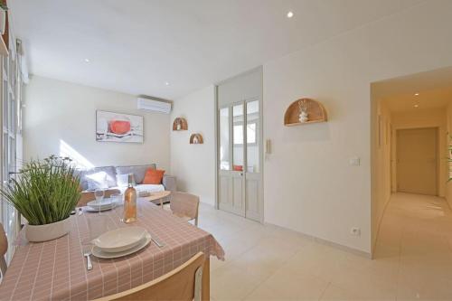 un salon avec une table et un canapé dans l'établissement TopTip - CLiM - Terrasse - Wi-Fi -Parking gratuit en souterrain, à Avignon