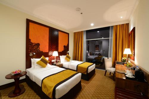 Una cama o camas en una habitación de Landmark Premier Hotel