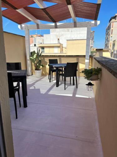 d'une terrasse avec des tables et des chaises sur un balcon. dans l'établissement Handy, à Brindisi