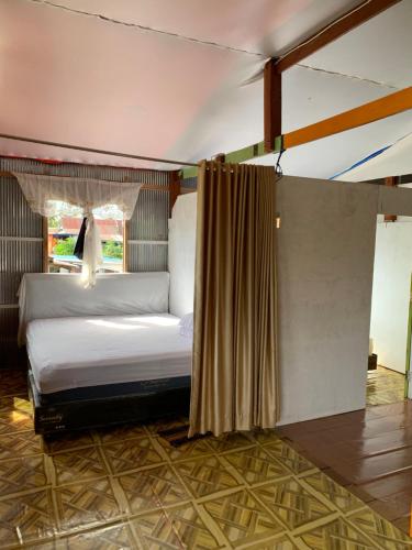 una camera con un letto di NASRUL HOUSE HOMESTAY FOR BACKPACKERS a Maros