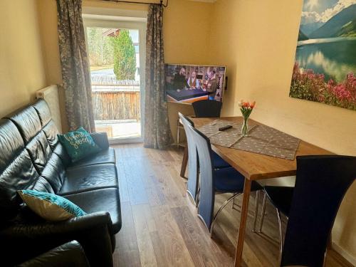 Televízia a/alebo spoločenská miestnosť v ubytovaní Alpenlodge, Ferienwohnung 3