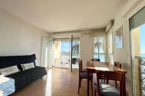 a living room with a couch and a dining room table at Villa Azzurra superbe 2P centrale et vu mer in Menton