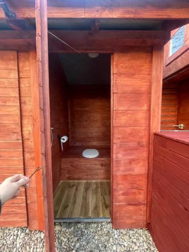 ein Holzhaus mit einem WC darin in der Unterkunft BIWAK Na Sygulnej Przywieź namiot in Mizerna