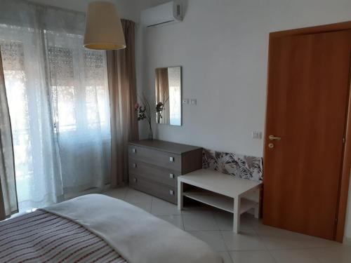 Schlafzimmer mit einem Bett, einer Kommode und einem Spiegel in der Unterkunft A casa di Elsa in Rom