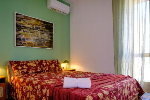 une chambre avec un lit avec un couvre-lit rouge dans l'établissement La Golden View, à Vieste