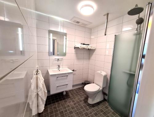 uma casa de banho com um WC, um lavatório e um chuveiro em GEG Hotel em Landskrona