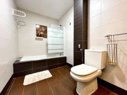 a bathroom with a toilet and a bath tub at Casa Paula in Córdoba