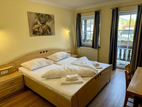 a bedroom with a bed with white sheets and pillows at Auszeit im Thierseetal, familienfreundliche Ferienwohnung, FeWo 7 in Thiersee