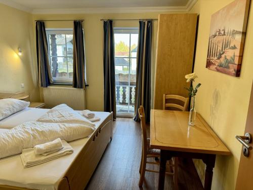 a hotel room with a bed and a table and a window at Auszeit im Thierseetal, familienfreundliche Ferienwohnung, FeWo 7 in Thiersee