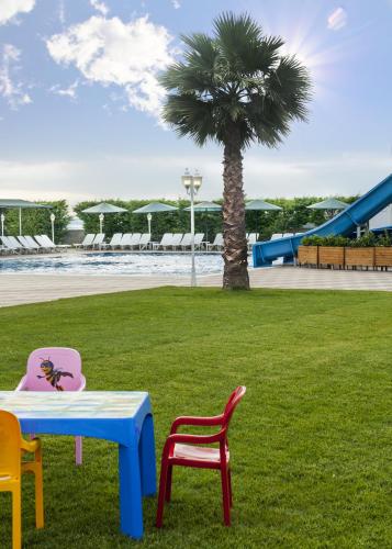 Bazén v ubytování Eser Diamond Hotel Spa & Convention Center İstanbul nebo v jeho okolí