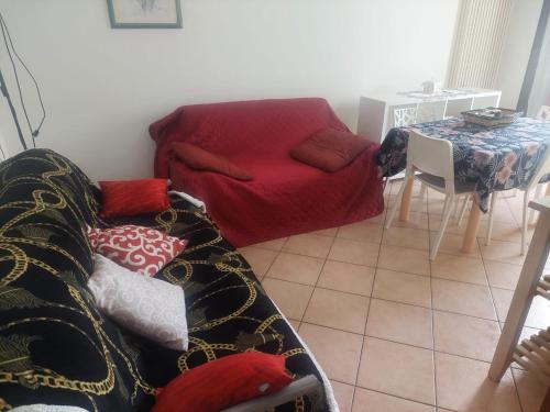 un soggiorno con divano e sedia di Alloggio Turistico Artu' a Rovigo