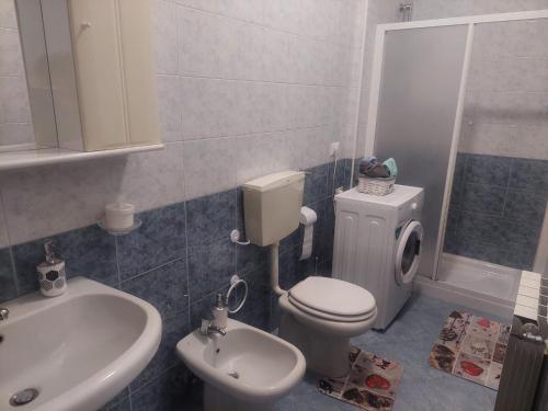 bagno con servizi igienici bianchi e lavandino di Alloggio Turistico Artu' a Rovigo