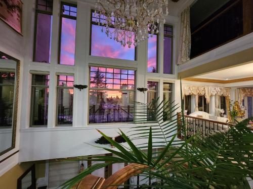 薩里的住宿－The Empress Palace Hotel，一座带吊灯和植物的大建筑