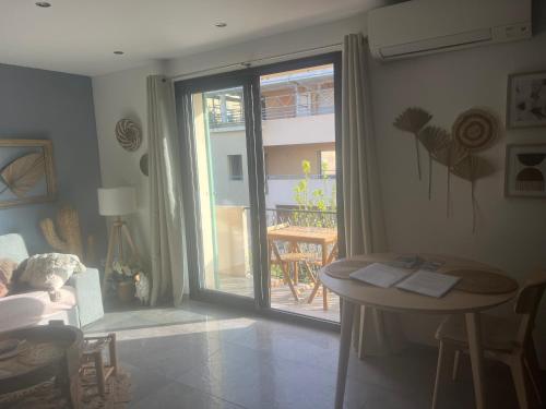 een woonkamer met een deur naar een patio bij Le Best à Cassis,Top emplacement,Parking,double balcon in Cassis
