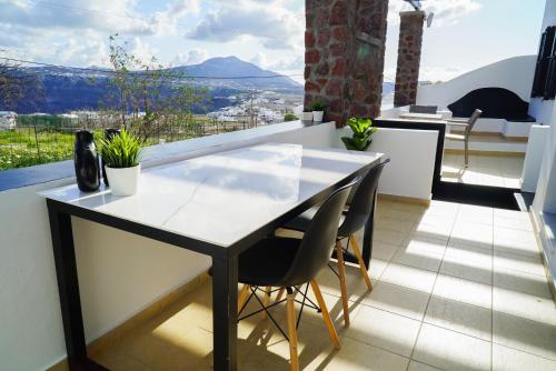 アクロティリにあるAnya Suites Santoriniの景色を望むバルコニー(テーブル、椅子付)