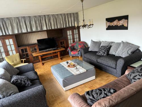 Posezení v ubytování Haus mit Pool und Panoramablick