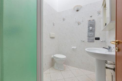 un bagno con un water e un lavandino di Appartamento Solaris by BarbarHouse a Torre Lapillo