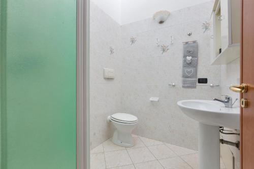 トッレ・ラピッロにあるAppartamento Solaris by BarbarHouseのバスルーム(トイレ、洗面台付)