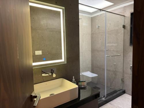 un bagno con lavandino e doccia di Ashirvad Homestay Varanasi a Varanasi