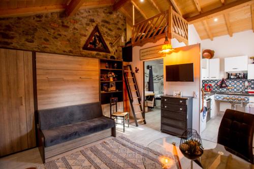 - un salon avec un canapé et un escalier dans l'établissement Le cerisier de Mamie, à Bagnères-de-Bigorre