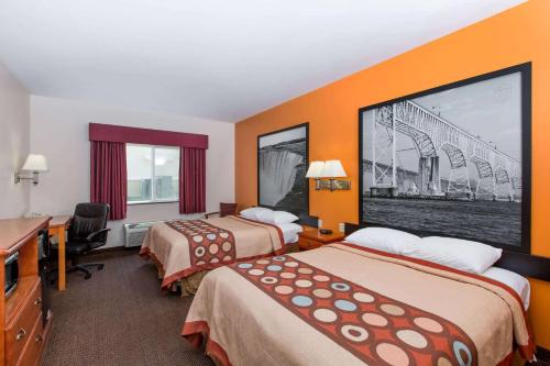 una camera d'albergo con 2 letti e una scrivania di Super 8 by Wyndham Salina a Salina