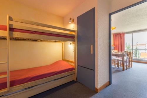 - une chambre avec des lits superposés et une salle à manger dans l'établissement Cote Brune 5 - F4 - Studio bonne expo - 4 pers, à Les Deux Alpes