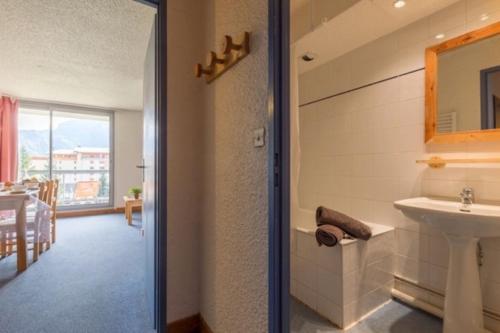 une salle de bain avec un lavabo et un miroir dans l'établissement Cote Brune 5 - F4 - Studio bonne expo - 4 pers, à Les Deux Alpes