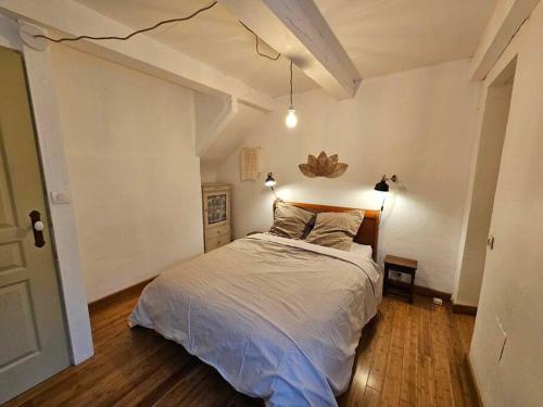 ein Schlafzimmer mit einem großen Bett in einem Zimmer in der Unterkunft Maison au pied des Alpilles - Paradou in Paradou