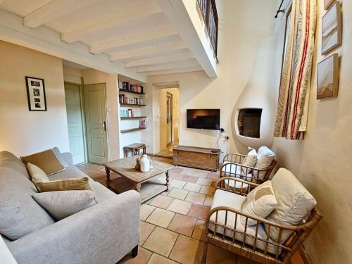 ein Wohnzimmer mit einem Sofa und Stühlen in der Unterkunft Maison au pied des Alpilles - Paradou in Paradou
