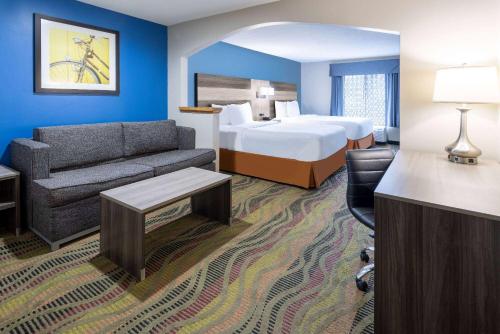 une chambre d'hôtel avec un lit et un canapé dans l'établissement Baymont by Wyndham Budd Lake, à Budd Lake