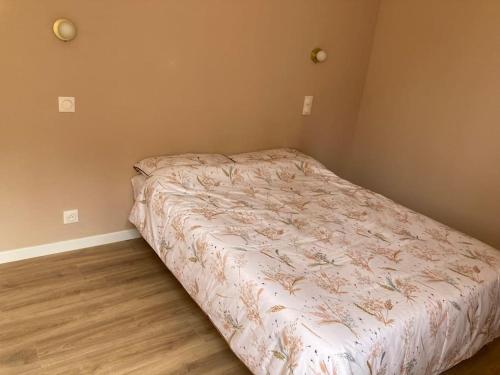 une petite chambre avec un lit dans le coin dans l'établissement Belle vue sur le Pont Romain, à Vaison-la-Romaine