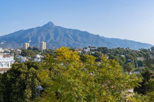 Central 2 Bedroom Apartment with Stunning Views