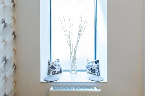 a window sill with a vase on a shelf at Vienna Stay Apartments Belvedere in Vienna