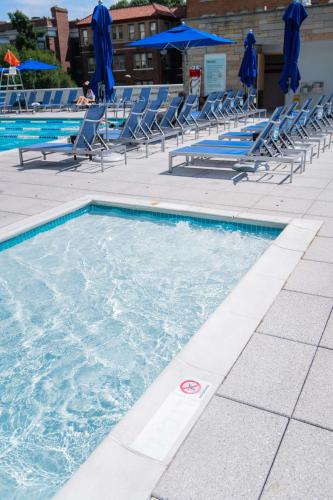 Kolam renang di atau dekat dengan Washington Hilton
