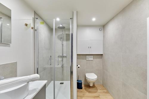 une salle de bain avec douche et toilettes dans l'établissement Studio Jardin du Luxembourg by Studio prestige, à Paris