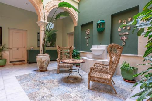 La salle de bains est pourvue de 2 chaises, d'une table et d'un lavabo. dans l'établissement Smartr Sevilla Las Dueñas, à Séville