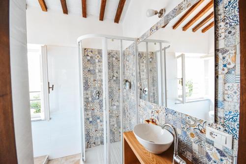 uma casa de banho com um chuveiro e um lavatório. em Podere Fonte del Merlo em Fauglia