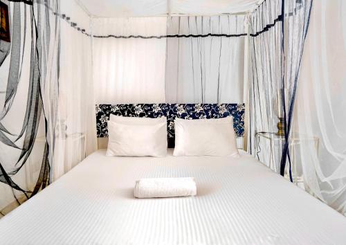 Un dormitorio con una cama con una toalla. en Lost & Found - Colombo, en Colombo