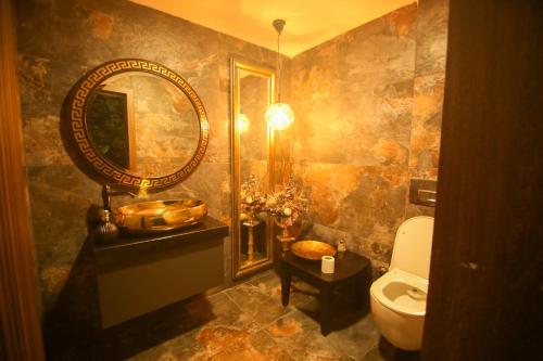 Ένα μπάνιο στο ÇEVİK PALACE HOTEL