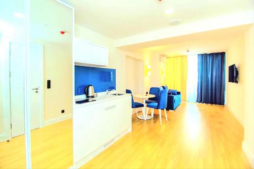 um quarto com uma cozinha, uma mesa e cadeiras em ORBI CITY sea em Batumi