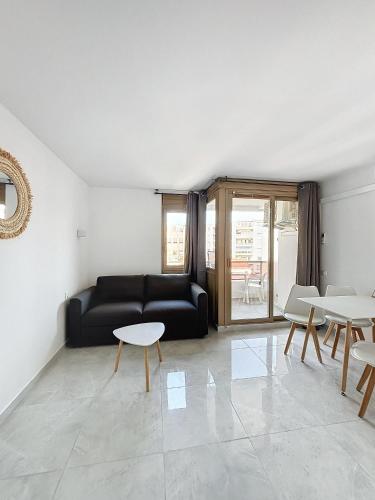 - un salon avec un canapé noir et des tables dans l'établissement Résidence Graziella Studio 424, à Juan-les-Pins