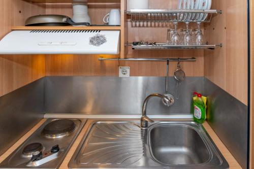 cocina con fregadero y fogones en Kosmos Service Apartment Beautiful Studio 3 With Additional Cost Parking, en Tesalónica