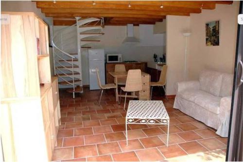 un salon avec un canapé et une table dans l'établissement gite millau, à Millau