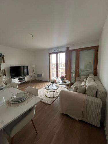 a living room with a couch and a table at Appartement luxueux Au coeur de lille in Lille