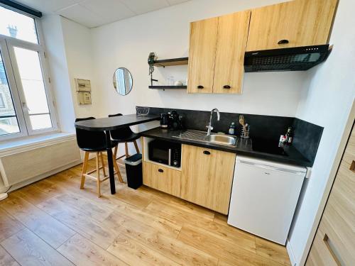 une cuisine avec un évier et un plan de travail dans l'établissement Vue dégagée #1, à Boulogne-sur-Mer