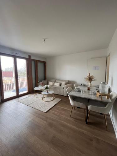 a living room with a couch and a table at Appartement luxueux Au coeur de lille in Lille